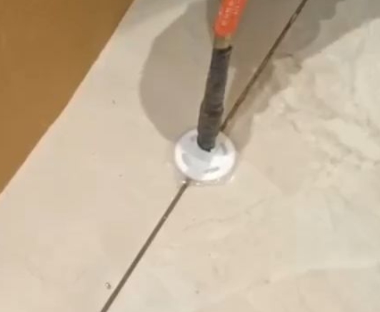 洮南瓷砖空鼓维修公司专业解答瓷砖在铺贴过程中，如果没有涂抹均匀到位的粘结材料（如水泥砂浆或瓷砖胶），可能会导致以下问题