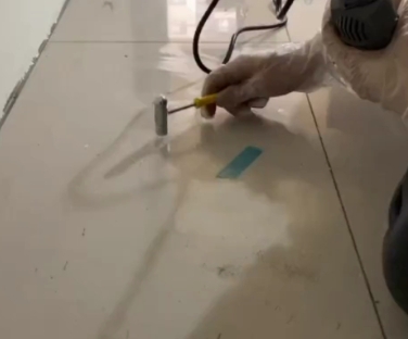 洮南瓷砖开裂维修公司专业分享瓷砖在铺贴前如果没有沥干水分，将会导致以下问题